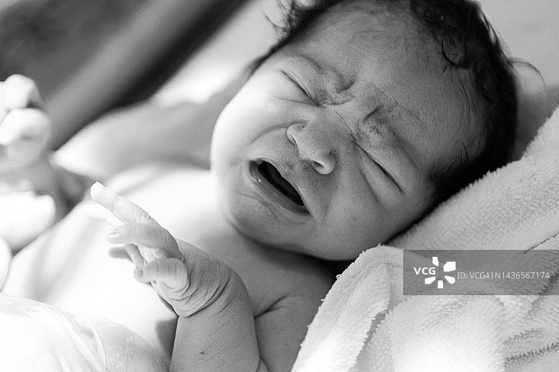 新生儿对新生儿的医学控制图片素材