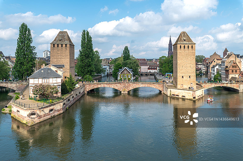 法国斯特拉斯堡的桥塔和桥图片素材