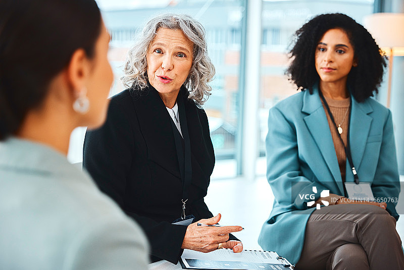 会议，团队合作和商业女性在办公室会议室讨论公司战略。多元化，协作和专业的员工在工作场所谈论和工作项目。图片素材