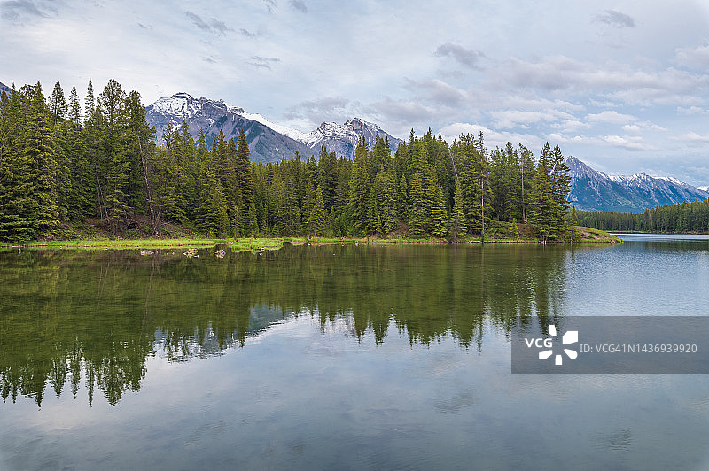 加拿大班夫国家公园约翰逊湖平静的湖水图片素材