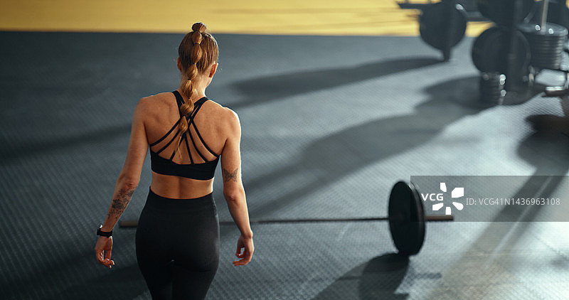 健身，举重和女性在健身房锻炼的动力。力量，力量和强大的女孩准备开始硬举，举重锻炼和辛勤工作的肌肉建设的运动图片素材