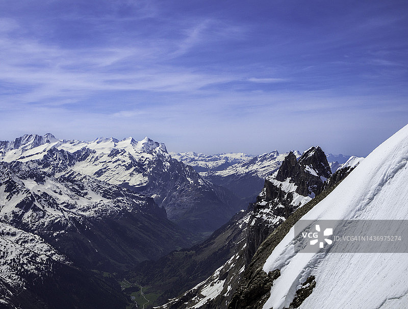 瑞士阿尔卑斯山脉的雪山和瑞士的铁力斯山。图片素材