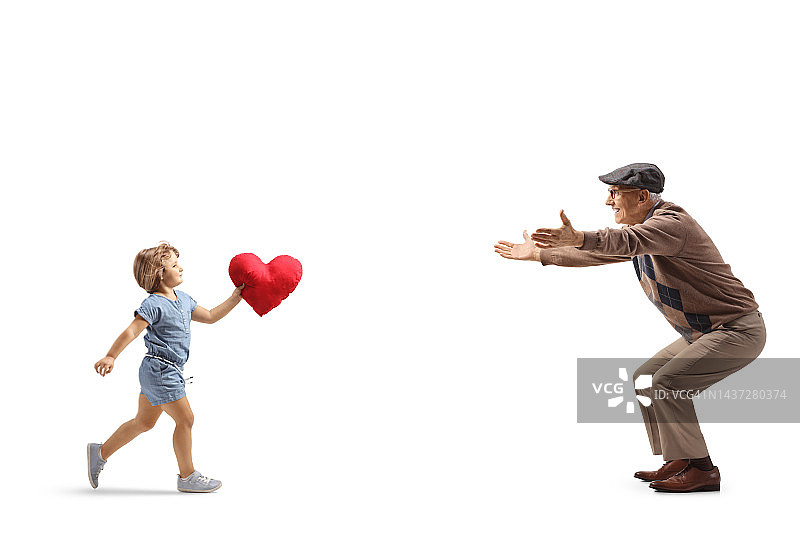 一个小女孩向一个老人跑去，手里拿着一颗红心图片素材