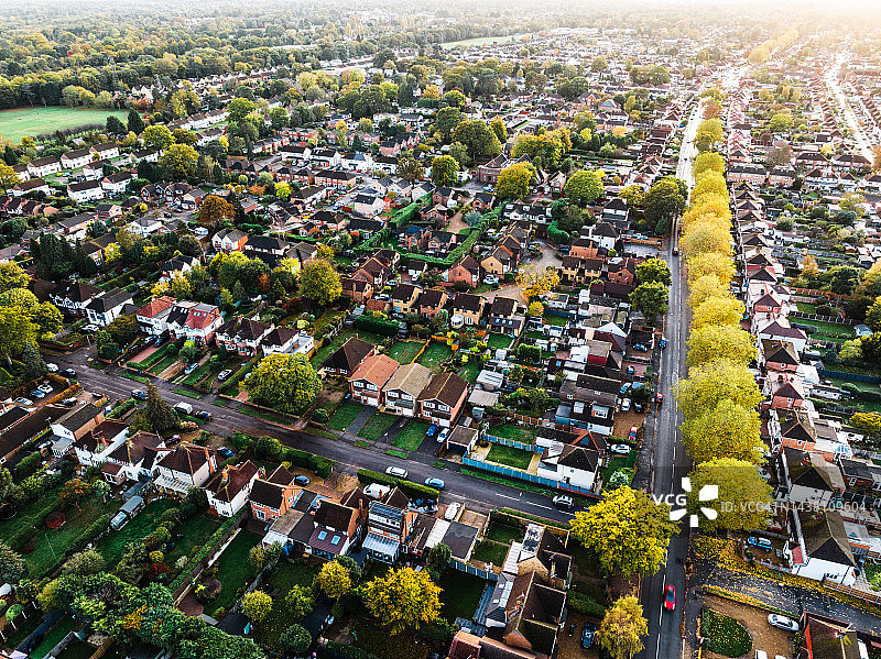 郊区房屋和道路的空中秋景图片素材