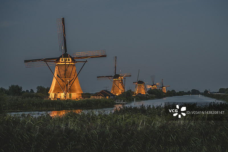 荷兰，南荷兰，金德迪克，乡村河流和夜晚的历史风车图片素材