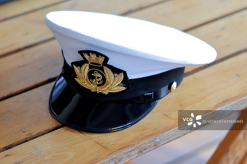 古董市场上出售的意大利海军元帅的白色帽子图片素材