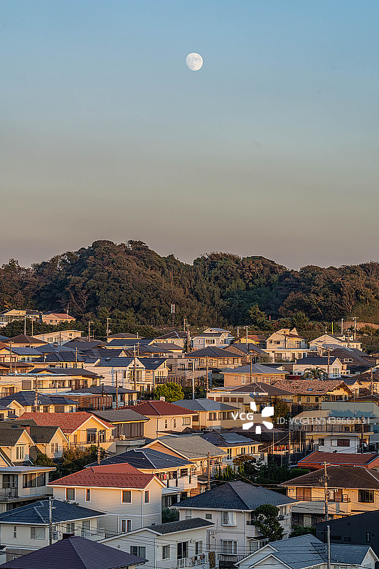 日本神奈川住宅区的日落月亮图片素材