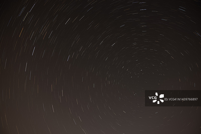 长时间曝光，多张恒星轨道环绕北极星的照片图片素材