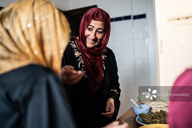 伊斯兰妇女在家里准备食物图片素材