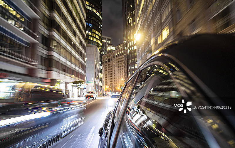 深夜，一辆黑漆漆的汽车驶过旧金山市。图片素材