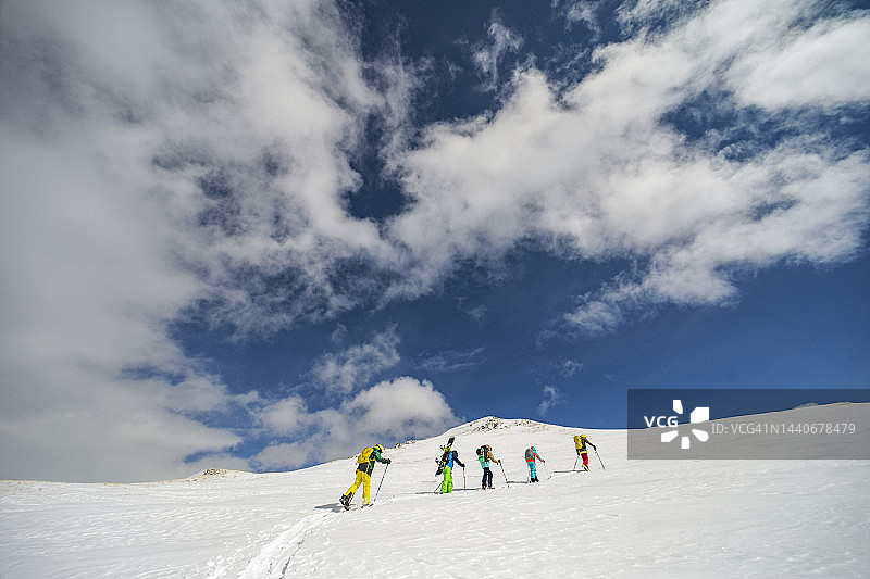 一群人在乡间滑雪图片素材