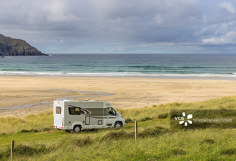 在旅游与露营车-停在一个海洋景观图片素材