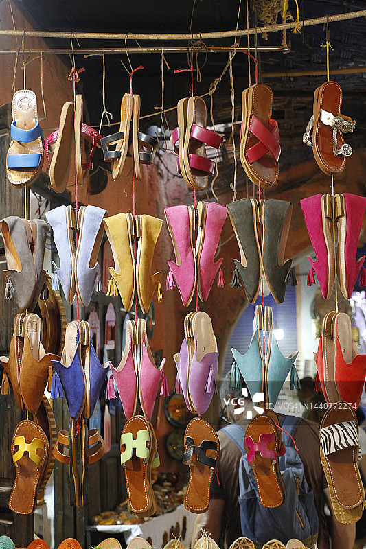 市场上出售的彩色摩洛哥巴布什拖鞋图片素材