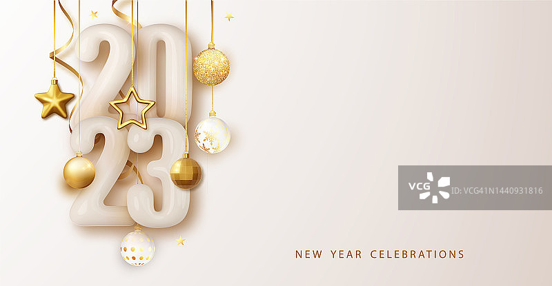 祝2023年新年快乐。节日设计与圣诞装饰，球，彩带和花环。图片素材