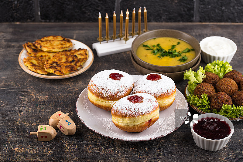 传统的犹太节日光明节食物。图片素材