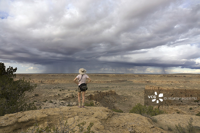 沙漠风暴带雷雨头，查科文化国家历史公园俯瞰图片素材