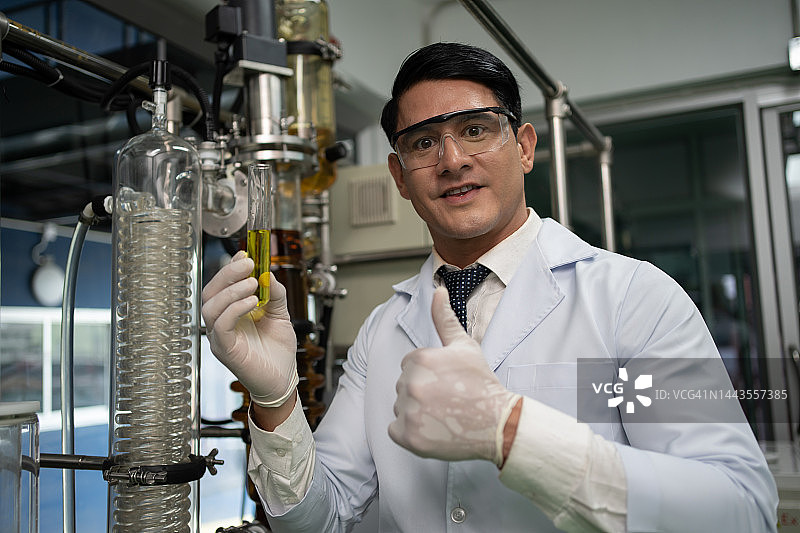 化学家在科学实验室研究大麻精油。图片素材