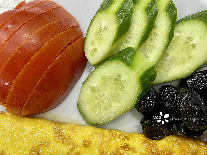 早餐盘中有煎蛋卷、橄榄、番茄和奶酪图片素材