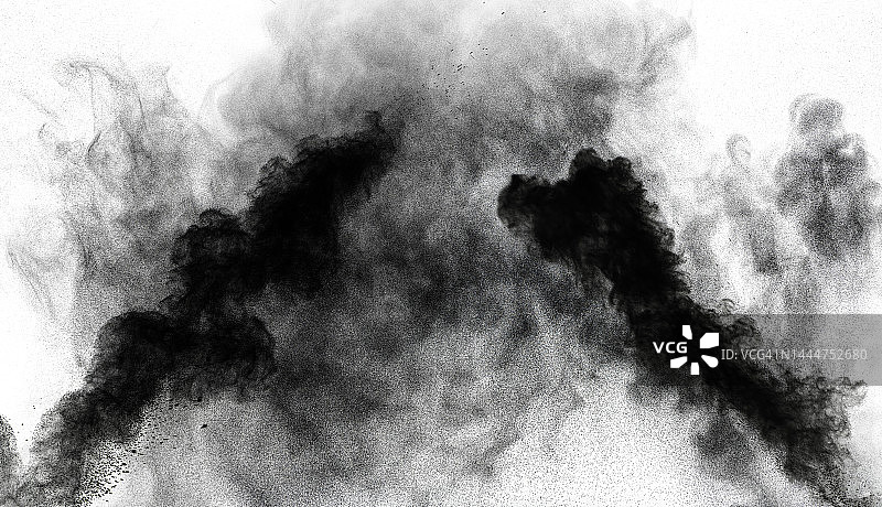 白色背景上的灰尘和烟雾爆炸产生的冲击波。图片素材