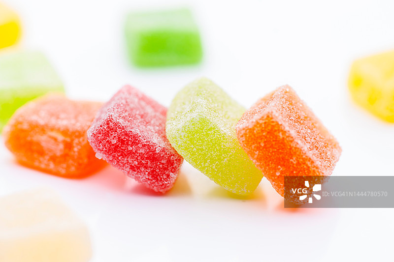 五颜六色的糖果，排成一排图片素材