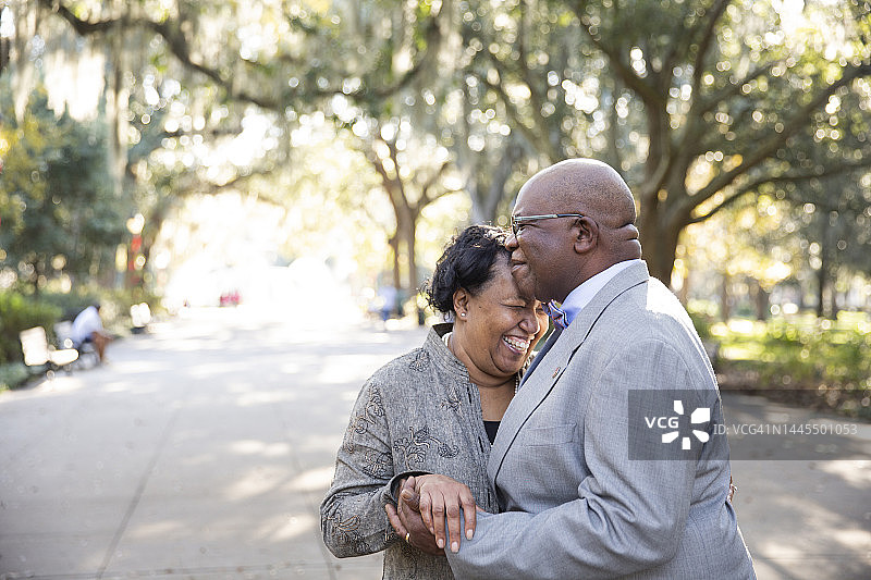 快乐的黑人老夫妇在公园图片素材