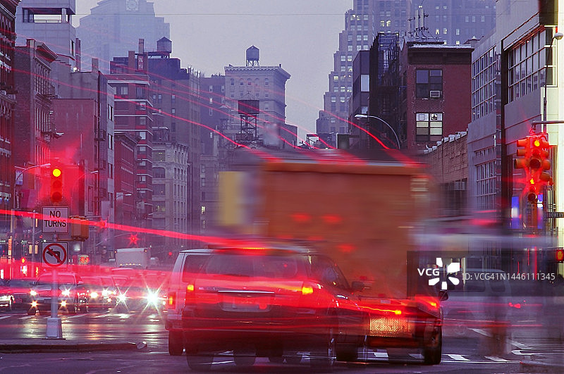 黄昏时分，坚尼街的车迹很轻。纽约曼哈顿唐人街图片素材