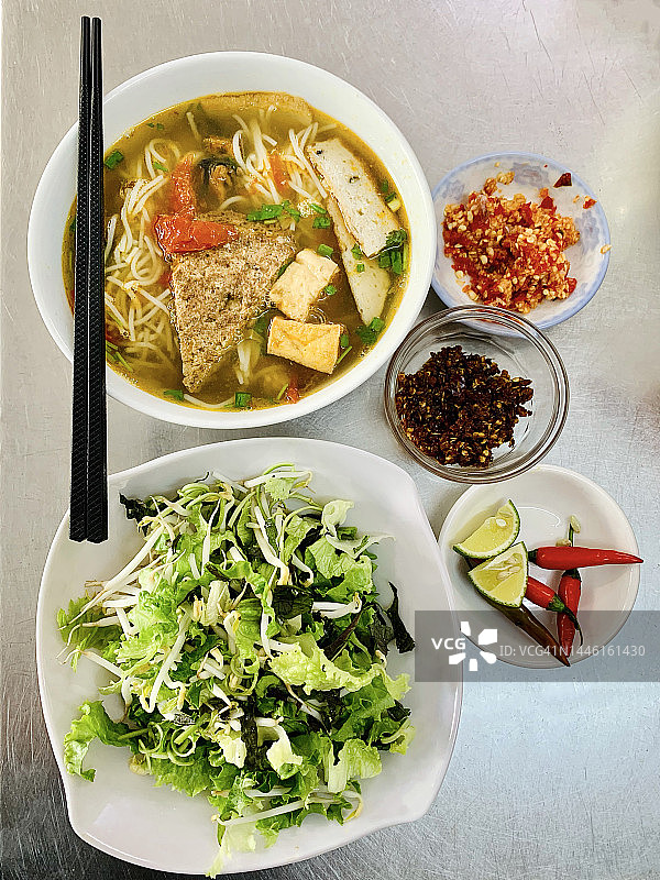 The hearty crab soup noodle (Vietnamese: Bún riêu cua)图片素材