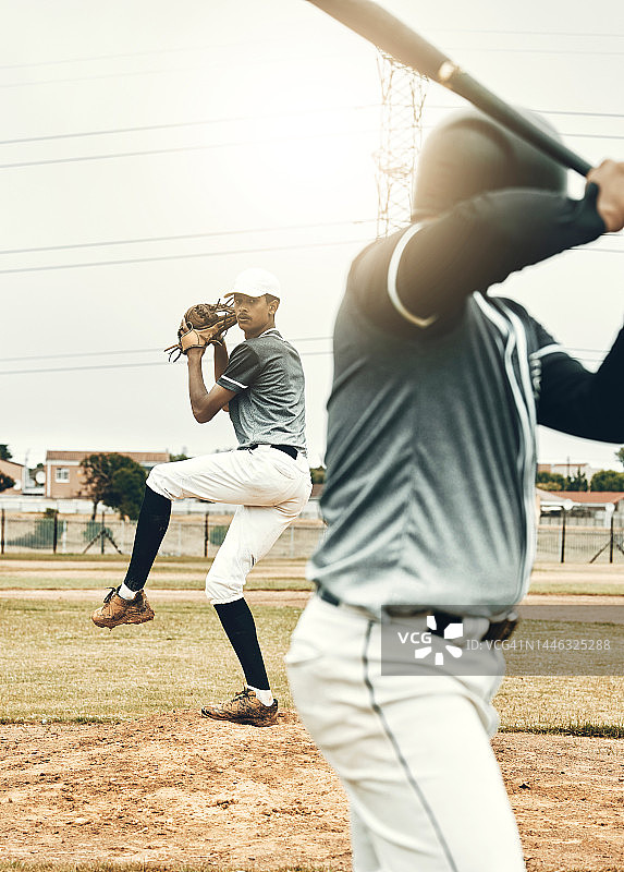 棒球运动员，球棒和投手在球场上的运动，健身和比赛在夏天的阳光。棒球，球场和比赛在沙滩上，草地或体育场馆在阳光下的棒球比赛中获胜图片素材