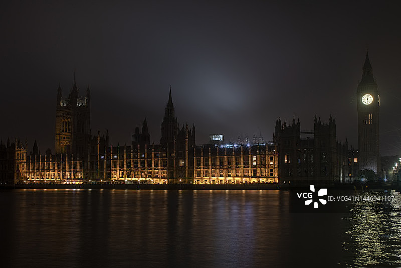 泰晤士河上威斯敏斯特的议会大厦图片素材