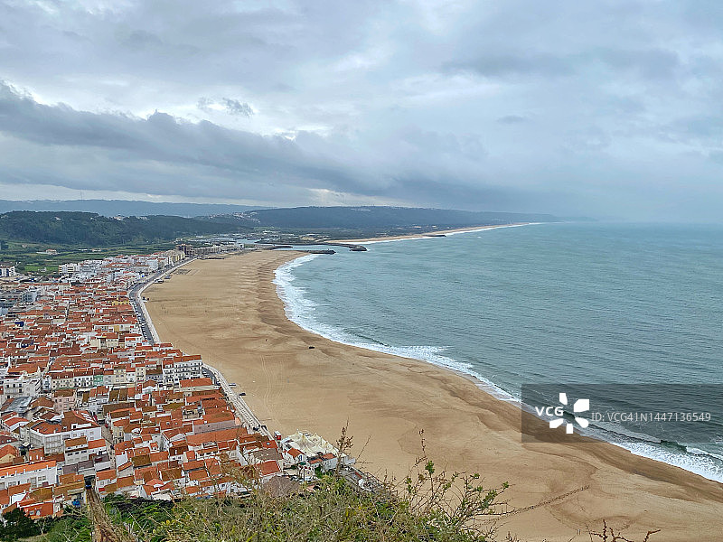 The beach of Nazaré in Portugal图片素材