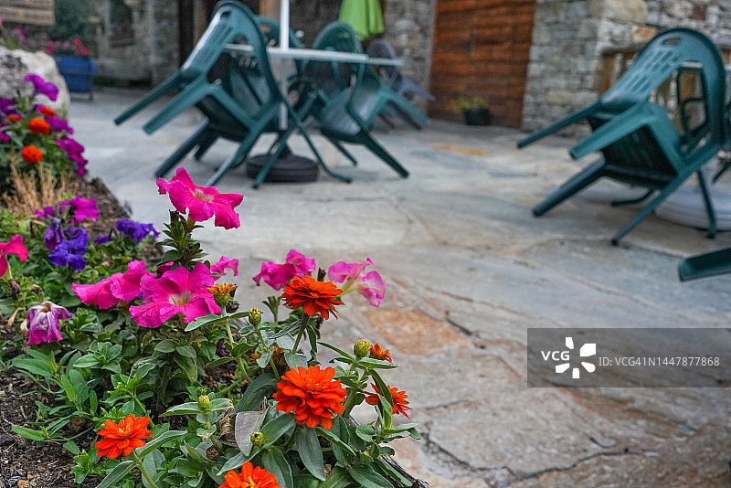 法国乡村房屋露台上的花坛图片素材