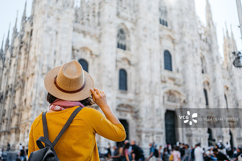 年轻的女游客正在欣赏米兰大教堂的景色图片素材
