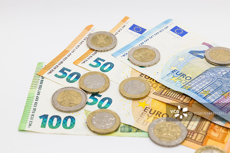 欧元纸币和硬币。财务会计和储蓄的概念图片素材