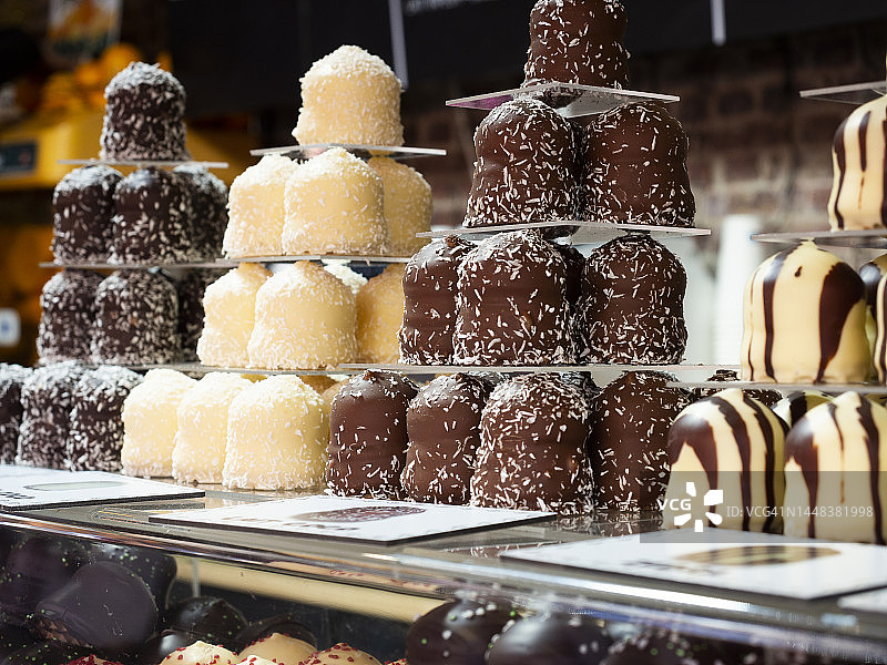 市场摊位上的手工巧克力糖果图片素材