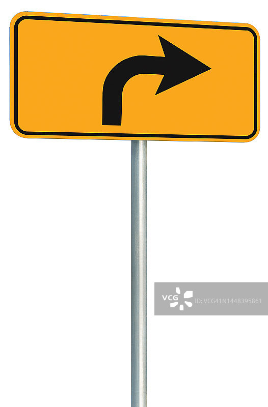 右转前方绕路路牌，黄色隔离路边交通标志，此路唯一方向指针，黑色箭头框牌，灰色杆子柱，大细节垂直特写，递减视角图片素材