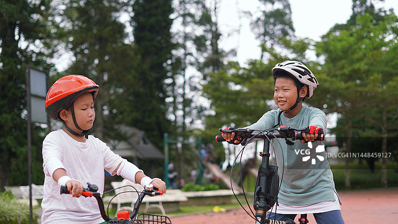亚洲男孩骑自行车图片素材