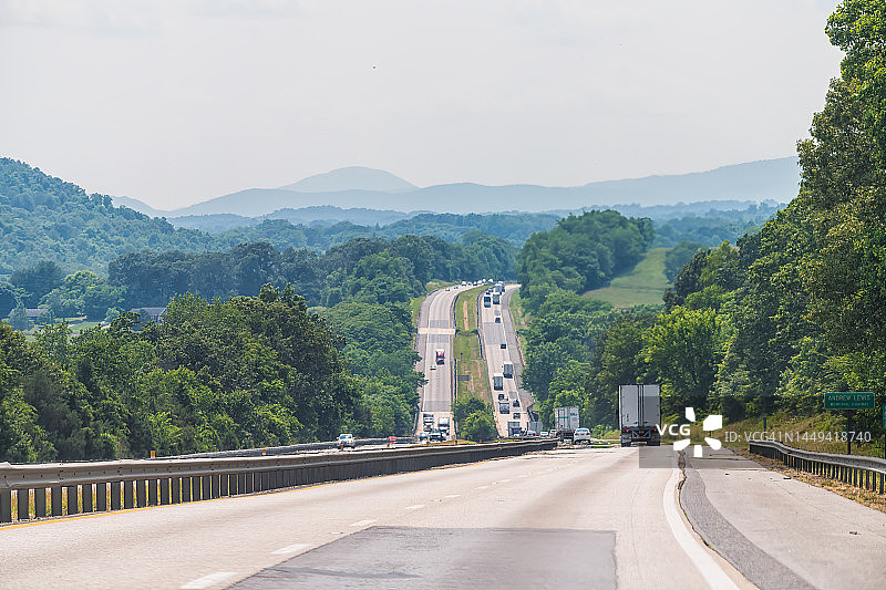 弗吉尼亚州i81州际高速公路上有81辆夏季通行的汽车卡车，蓝岭山脉景色优美图片素材