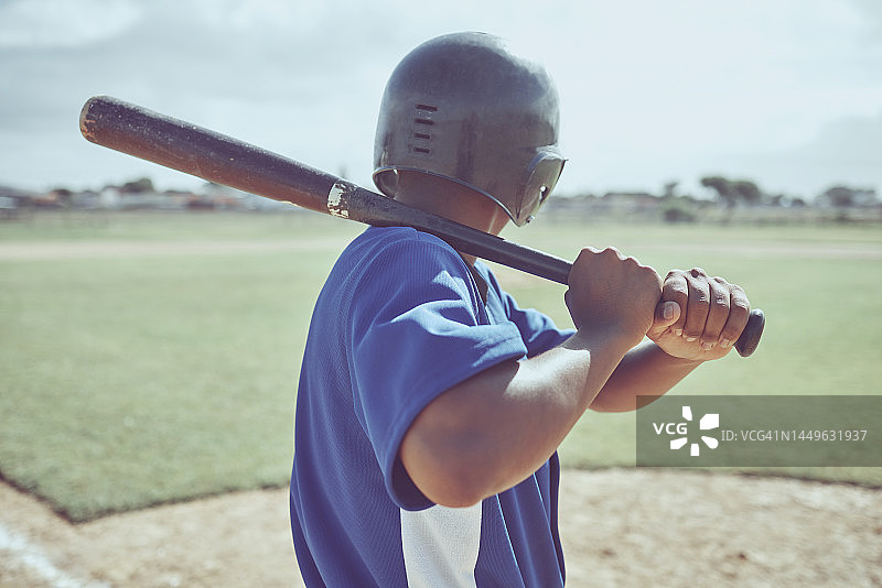 棒球，棒球击球手和黑人在球场上准备在比赛，比赛或比赛中击球的背影。体育、健身和棒球运动员在户外草地上进行训练或锻炼。图片素材