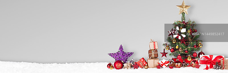 圣诞树装饰在冬季的背景。图片素材
