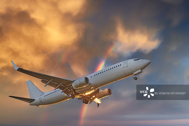 飞机飞过美丽的晚霞和双彩虹图片素材