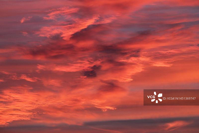 日落后的橙红色多云天空，云的形成，阿尔加乌，巴伐利亚，德国图片素材