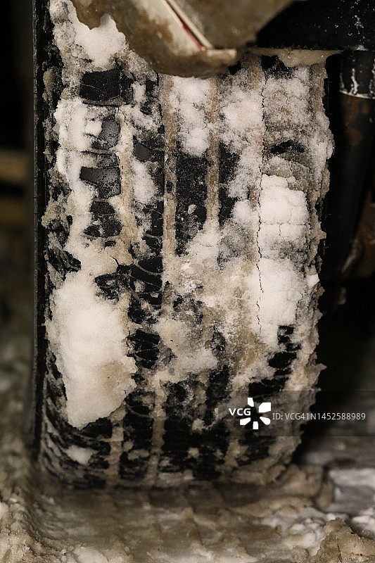 冰雪路面上的轮胎——冬天寒冷的冰雪天气驾驶子午线轮胎结冰图片素材