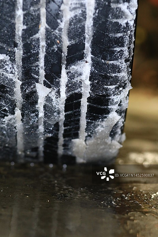 在积雪覆盖的道路上的汽车轮胎的地面视图图片素材