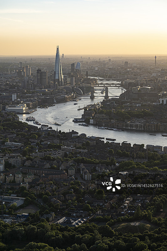 鸟瞰图飞越英国伦敦东部，俯瞰日落时的天际线图片素材
