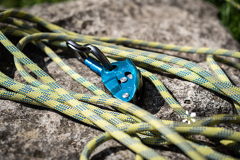 攀岩辅助保护装置和绿绳图片素材