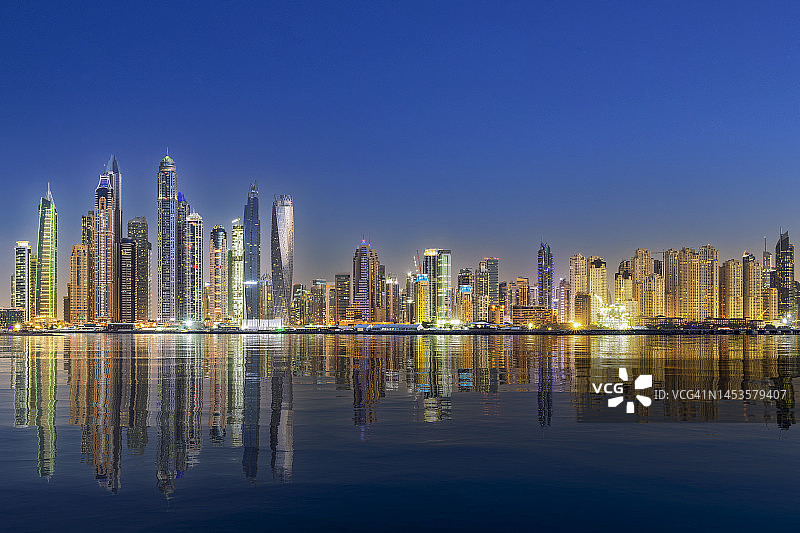 迪拜码头天际线在暮色阿拉伯联合酋长国图片素材