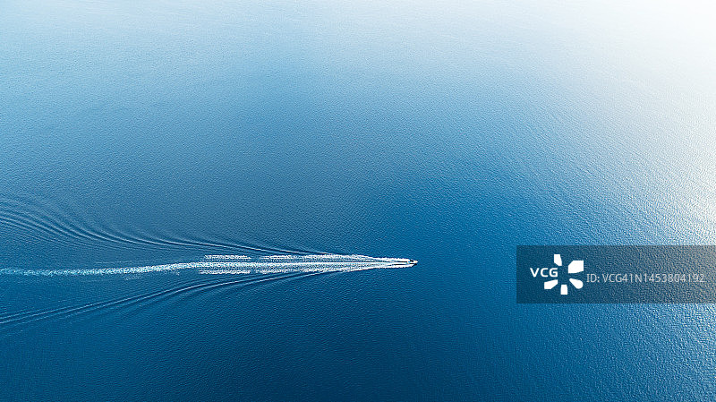 航拍的一艘快艇在蓝色的大海图片素材