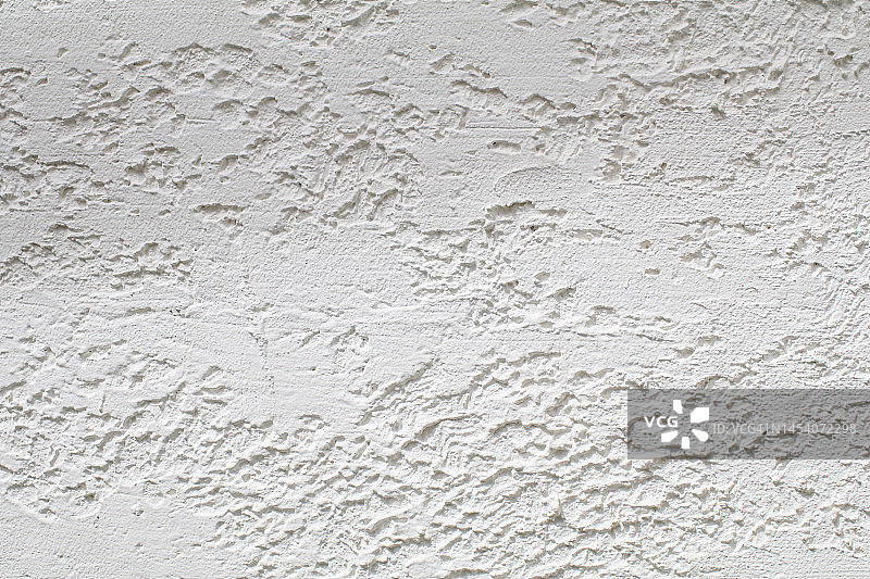 垃圾白色混凝土旧纹理墙。现代的室内。抽象的形状和文本复制空间。卧式建筑壁纸图片素材