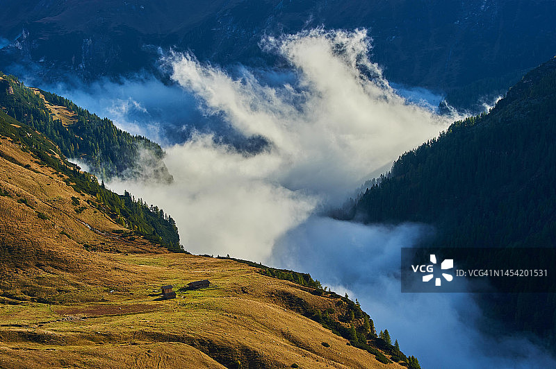 奥地利萨尔茨堡，平兹高，在Hochalpenstrasse山脉间的山谷中躺着云图片素材