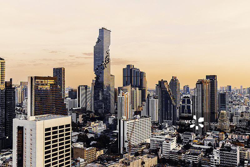 泰国MahaNakhon摩天大楼日落时曼谷天际线的鸟瞰图图片素材